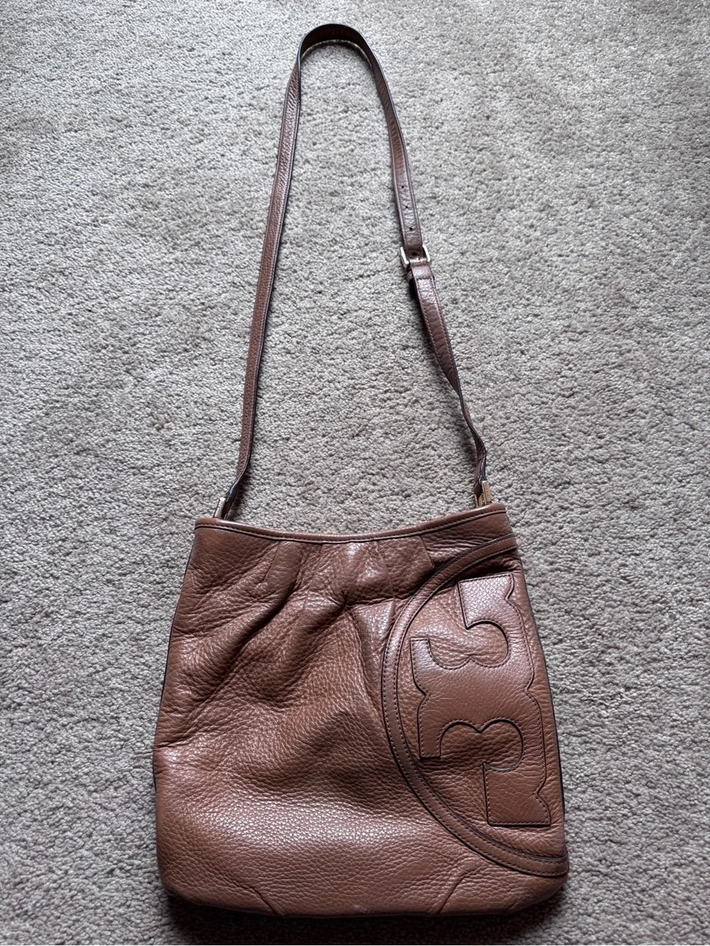 Tory Burch all T - Tan Pebbled Leather Shoulder Bag with Logo Detail